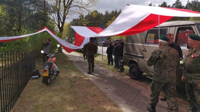 „Naszym obowiązkiem jest pamiętać”. Uroczystości ze 160 metrową flagą