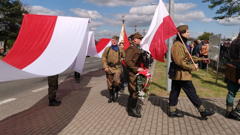 „Naszym obowiązkiem jest pamiętać”. Uroczystości ze 160 metrową flagą