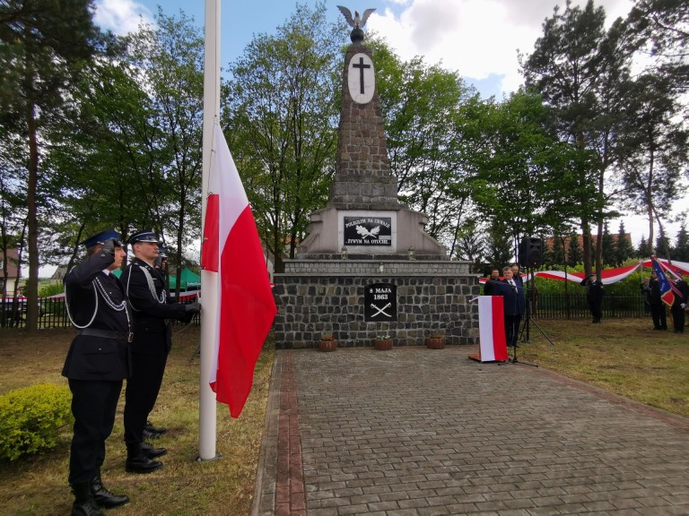 „Naszym obowiązkiem jest pamiętać”. Uroczystości ze 160 metrową flagą