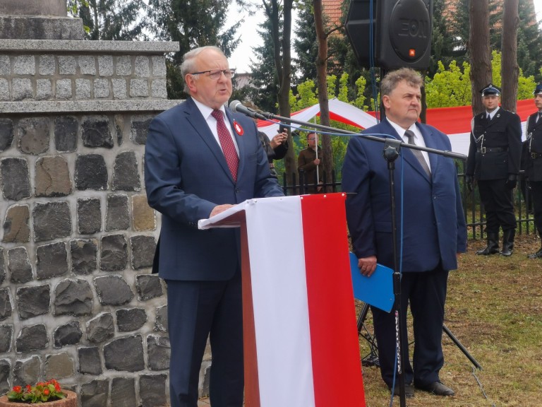 „Naszym obowiązkiem jest pamiętać”. Uroczystości ze 160 metrową flagą