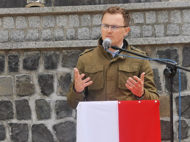 „Naszym obowiązkiem jest pamiętać”. Uroczystości ze 160 metrową flagą