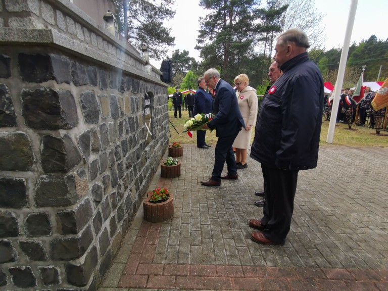 „Naszym obowiązkiem jest pamiętać”. Uroczystości ze 160 metrową flagą