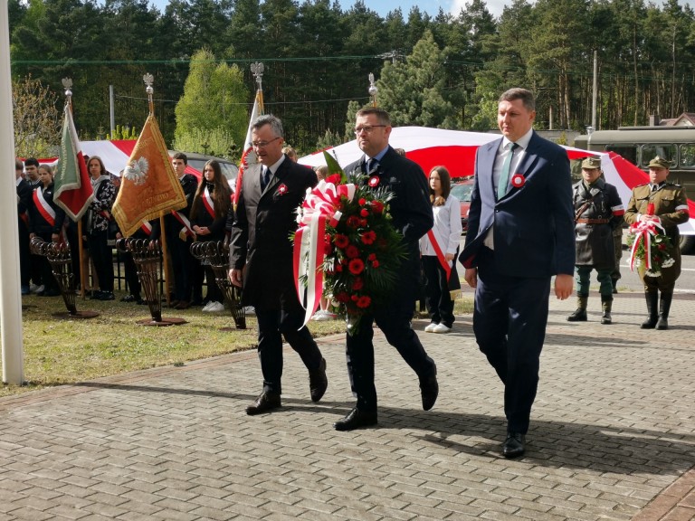 „Naszym obowiązkiem jest pamiętać”. Uroczystości ze 160 metrową flagą