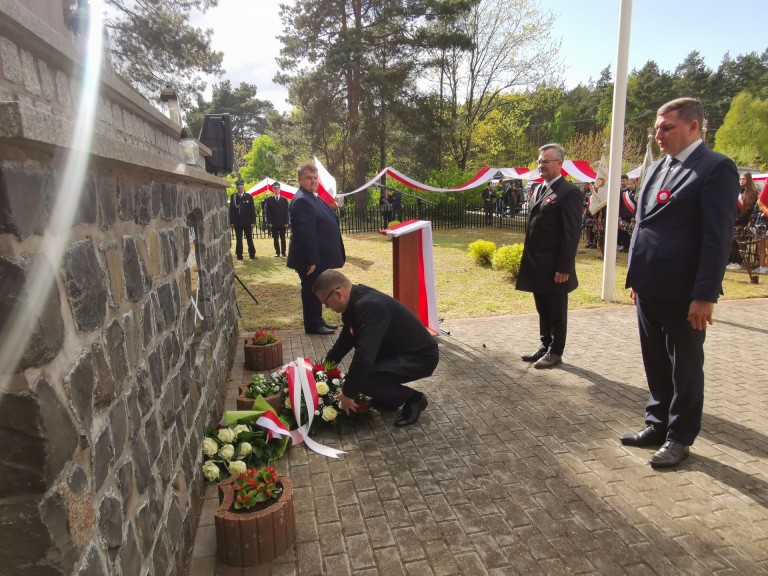 „Naszym obowiązkiem jest pamiętać”. Uroczystości ze 160 metrową flagą
