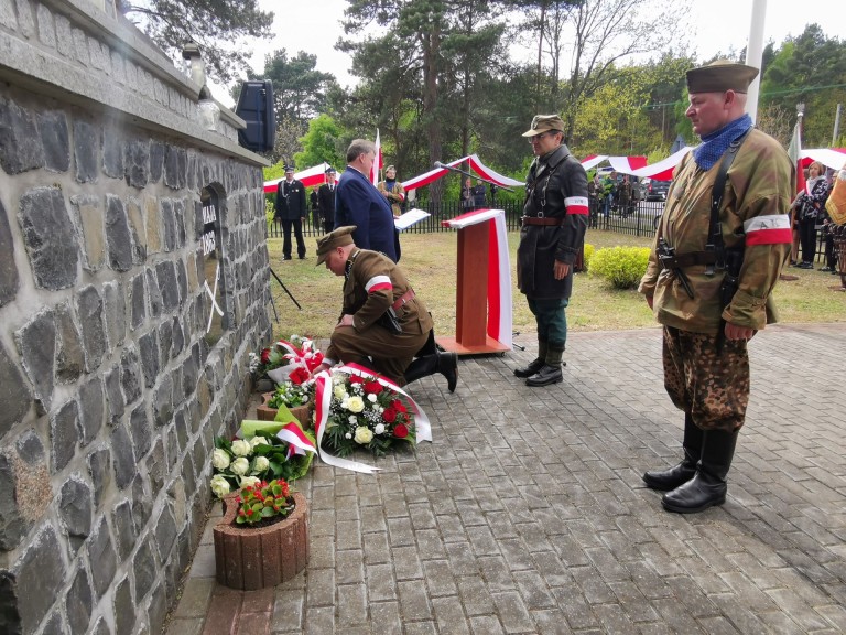 „Naszym obowiązkiem jest pamiętać”. Uroczystości ze 160 metrową flagą
