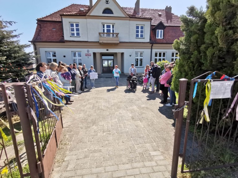 „To szkoła, a nie prywatny folwark”. Milczący protest przed szkołą