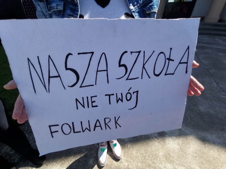 „To szkoła, a nie prywatny folwark”. Milczący protest przed szkołą