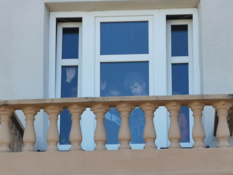 „To szkoła, a nie prywatny folwark”. Milczący protest przed szkołą