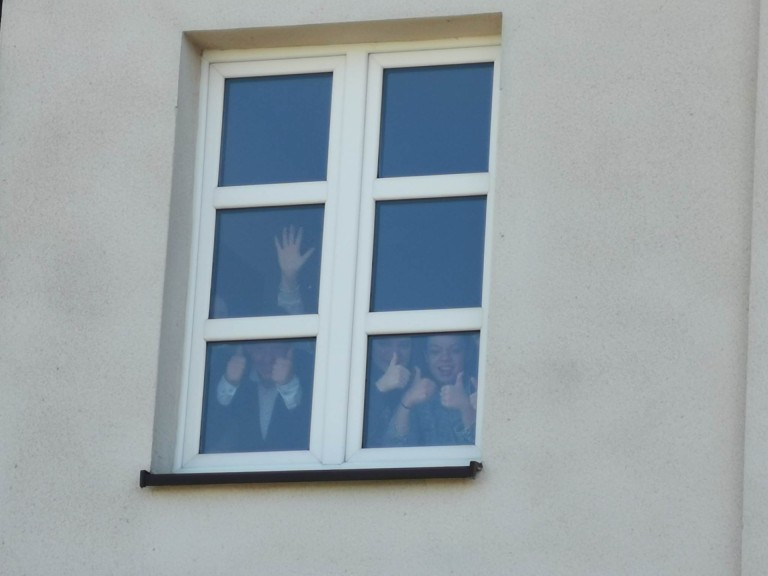 „To szkoła, a nie prywatny folwark”. Milczący protest przed szkołą