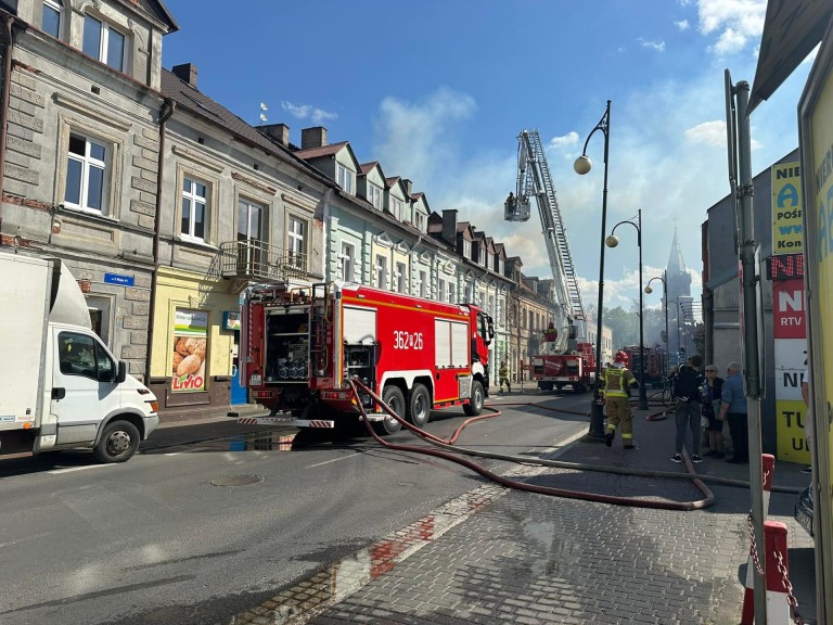 Pożar w kamienicy przy ul. 3 Maja w Koninie. Trwa akcja gaśnicza
