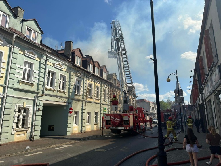 Pożar w kamienicy przy ul. 3 Maja w Koninie. Trwa akcja gaśnicza
