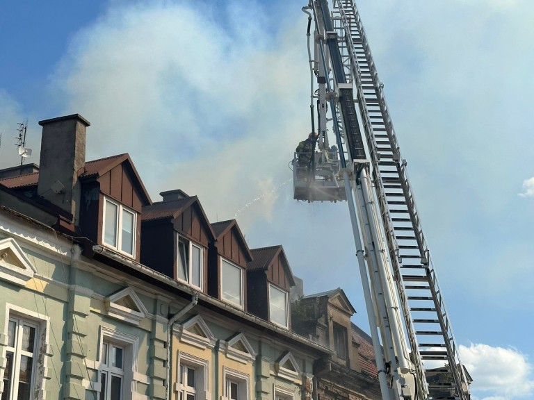 Pożar w kamienicy przy ul. 3 Maja w Koninie. Trwa akcja gaśnicza