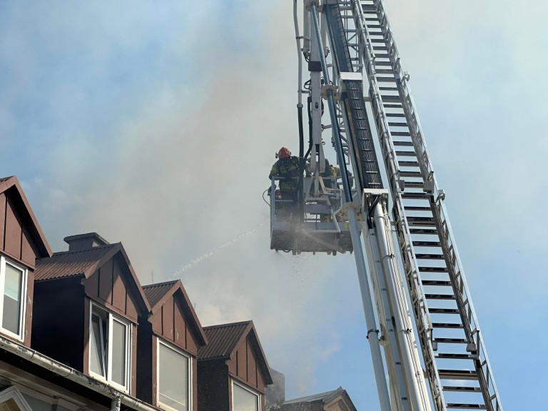 Pożar w kamienicy przy ul. 3 Maja w Koninie. Trwa akcja gaśnicza