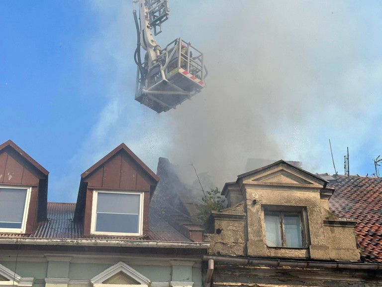 Pożar w kamienicy przy ul. 3 Maja w Koninie. Trwa akcja gaśnicza