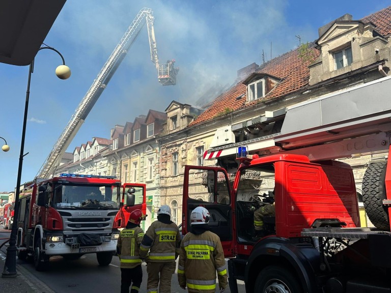 Pożar w kamienicy przy ul. 3 Maja w Koninie. Trwa akcja gaśnicza