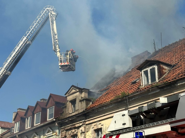 Pożar w kamienicy przy ul. 3 Maja w Koninie. Trwa akcja gaśnicza