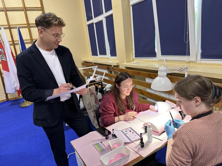 Wiosenne inspiracje. Najnowsze trendy w stylizacji paznokci