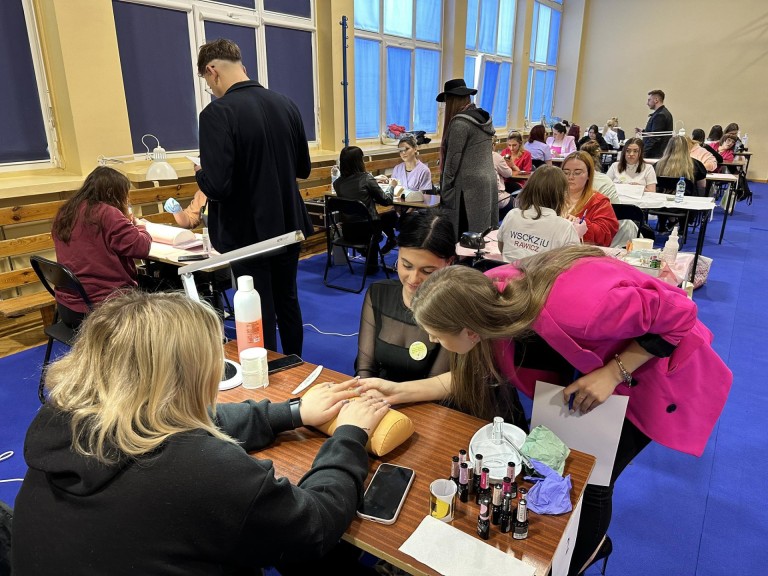 Wiosenne inspiracje. Najnowsze trendy w stylizacji paznokci