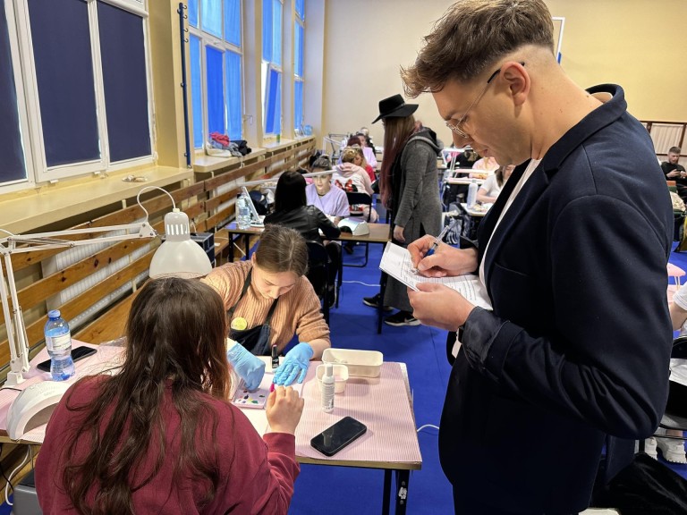 Wiosenne inspiracje. Najnowsze trendy w stylizacji paznokci