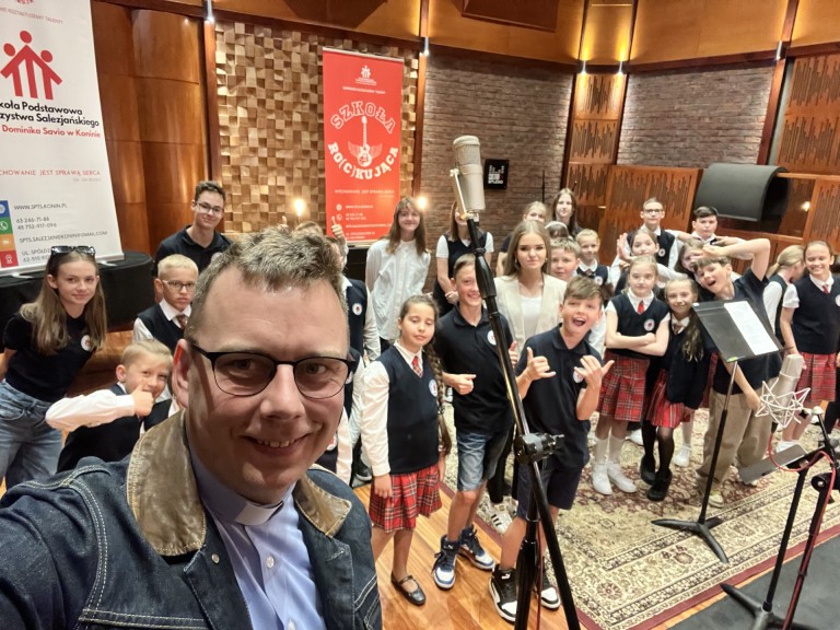 Słowa wymyślił uczeń, muzykę – ksiądz dyrektor. To salezjanka!