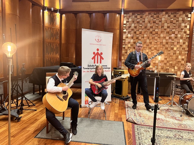 Słowa wymyślił uczeń, muzykę – ksiądz dyrektor. To salezjanka!