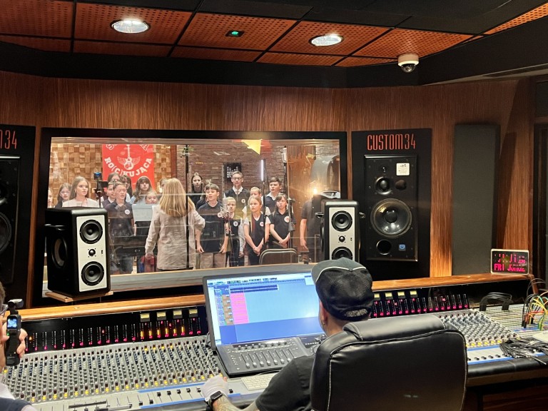 Słowa wymyślił uczeń, muzykę – ksiądz dyrektor. To salezjanka!