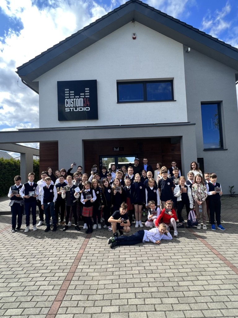 Słowa wymyślił uczeń, muzykę – ksiądz dyrektor. To salezjanka!