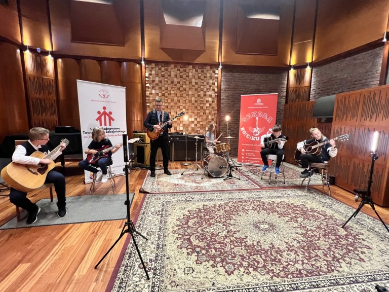 Słowa wymyślił uczeń, muzykę – ksiądz dyrektor. To salezjanka!