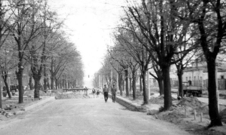 Ojciec zapalał zwrotnice i smarował rozjazdy a chłopcy nosili chleb Ruskim