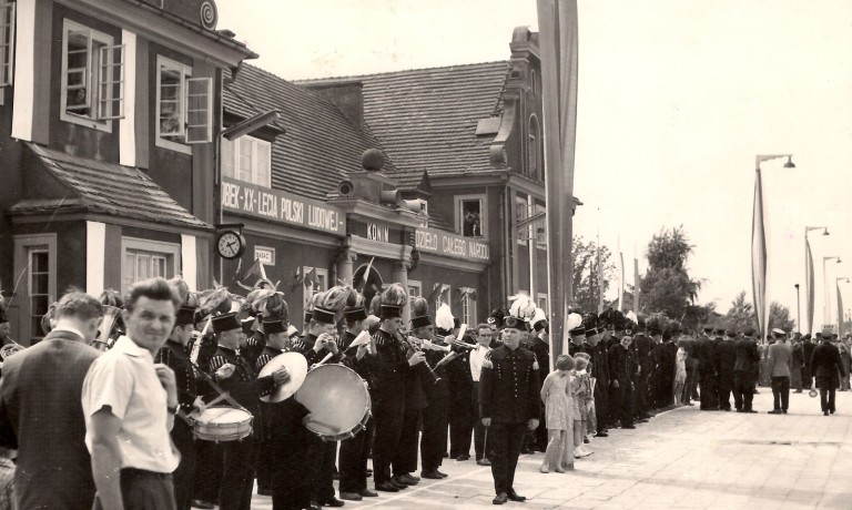Ojciec zapalał zwrotnice i smarował rozjazdy a chłopcy nosili chleb Ruskim