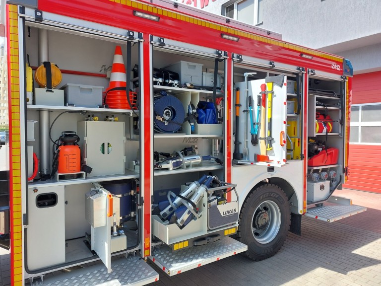 Nowy samochód ratowniczy dla strażaków w Koninie gotowy do akcji
