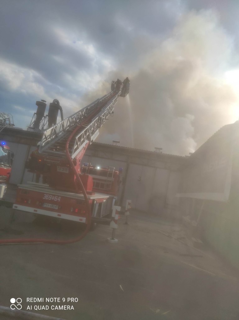 Pożar tartaku w Grodźcu. Strażacy walczą z żywiołem