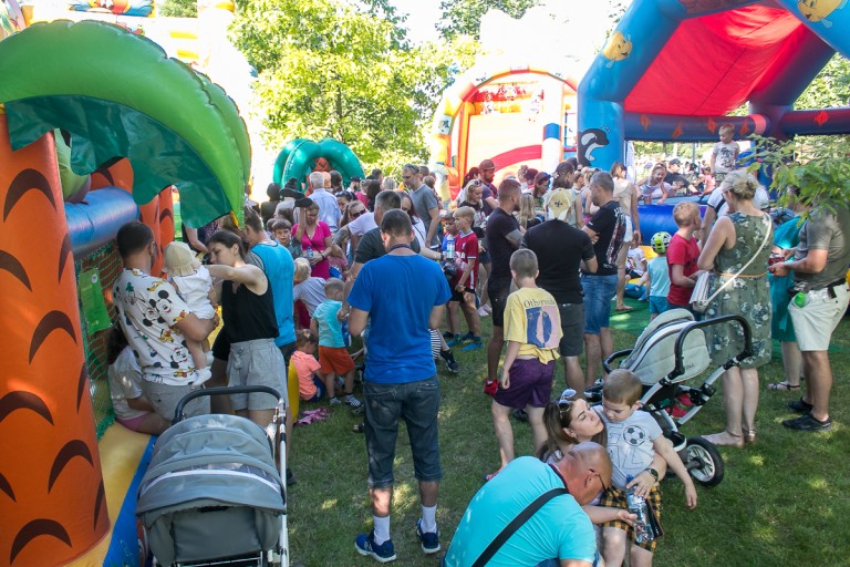Zatorze. Rodzinny festyn przy ul. Karłowicza. Konkursy, dmuchańce i grill