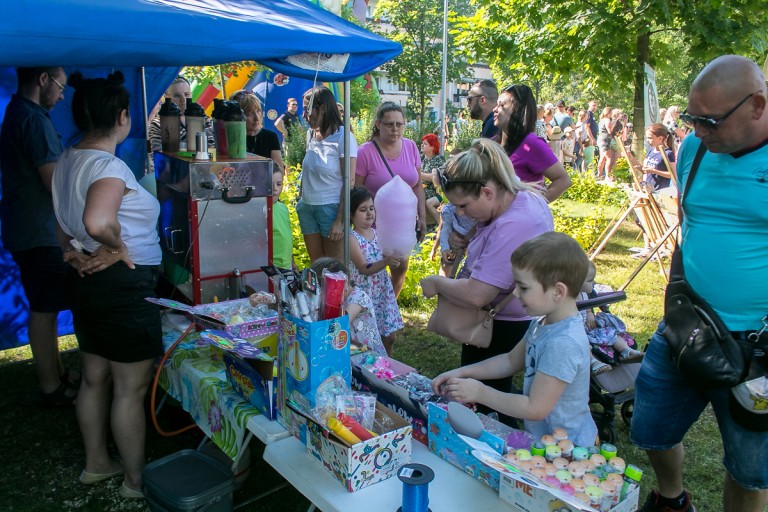 Zatorze. Rodzinny festyn przy ul. Karłowicza. Konkursy, dmuchańce i grill