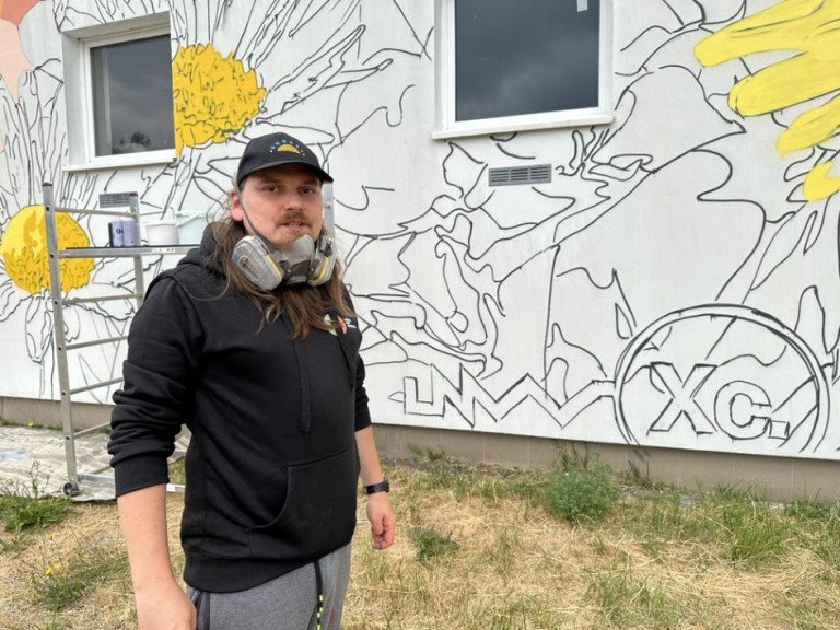 Kwiaty polskie ozdobą Wieruszewa. Powstaje sołecki mural