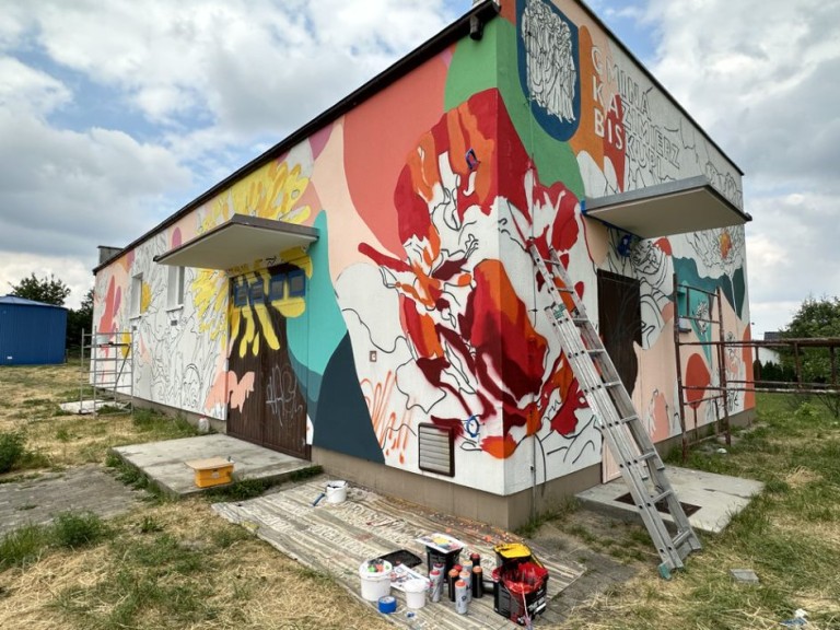 Kwiaty polskie ozdobą Wieruszewa. Powstaje sołecki mural