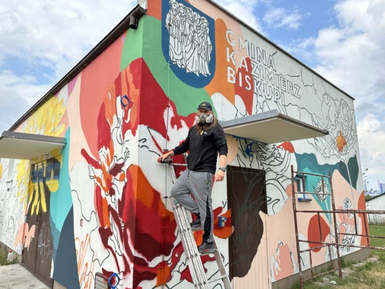 Kwiaty polskie ozdobą Wieruszewa. Powstaje sołecki mural