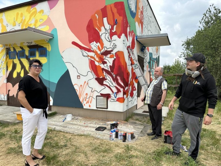 Kwiaty polskie ozdobą Wieruszewa. Powstaje sołecki mural