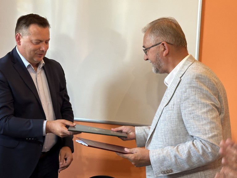 Tu na razie jest ściernisko, a będzie…nowoczesna szkoła!