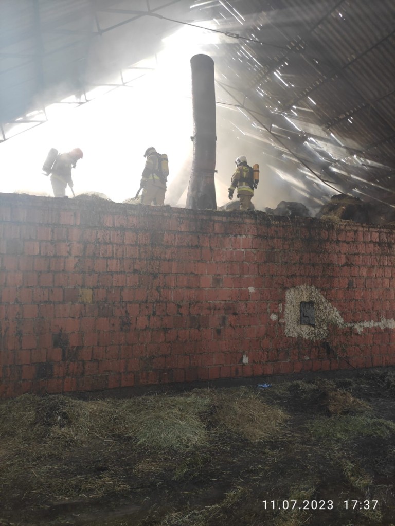 Trudna akcja gaśnicza w Biczu. Pożar w budynku gospodarczym
