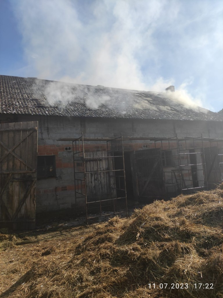 Trudna akcja gaśnicza w Biczu. Pożar w budynku gospodarczym