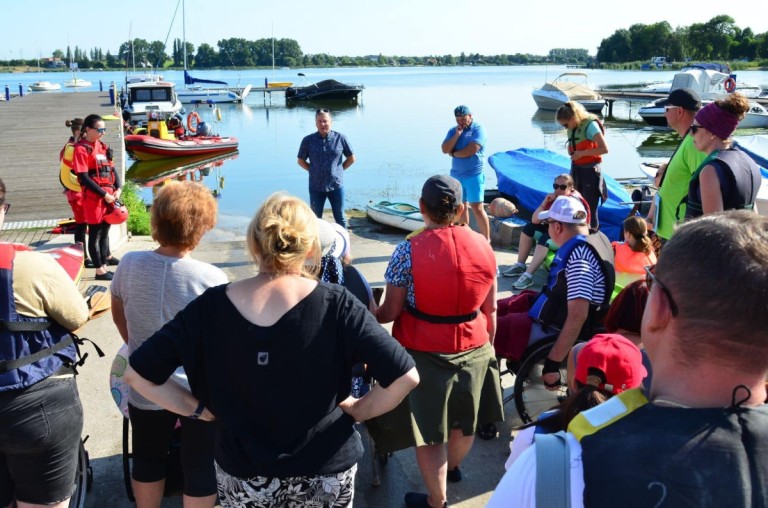Po jeziorze i po rzece. Podopieczni Podaj Dalej płynęli w spływie kajakowym