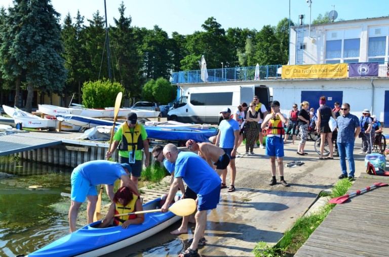 Po jeziorze i po rzece. Podopieczni Podaj Dalej płynęli w spływie kajakowym