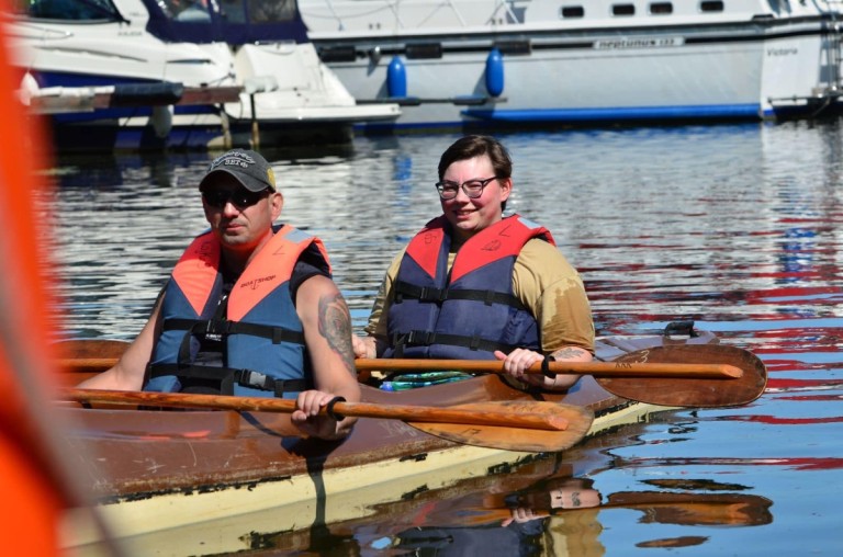 Po jeziorze i po rzece. Podopieczni Podaj Dalej płynęli w spływie kajakowym