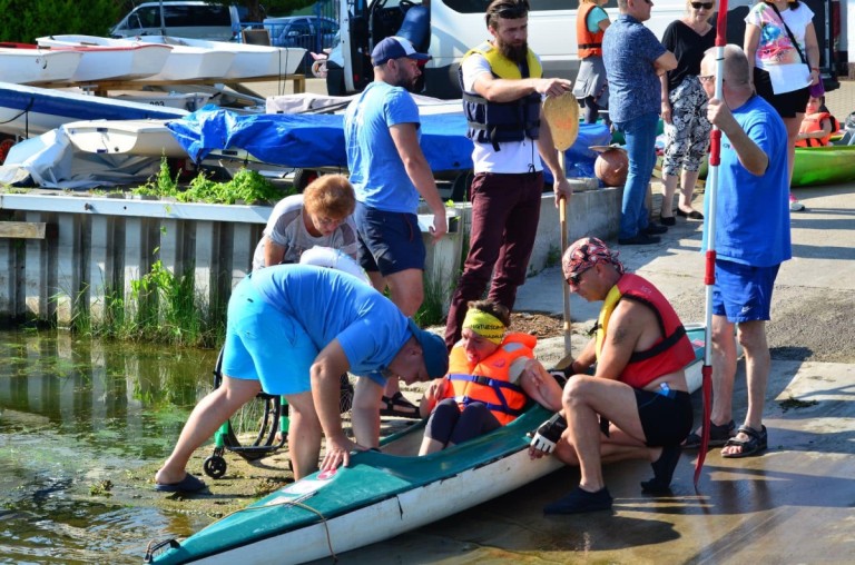Po jeziorze i po rzece. Podopieczni Podaj Dalej płynęli w spływie kajakowym