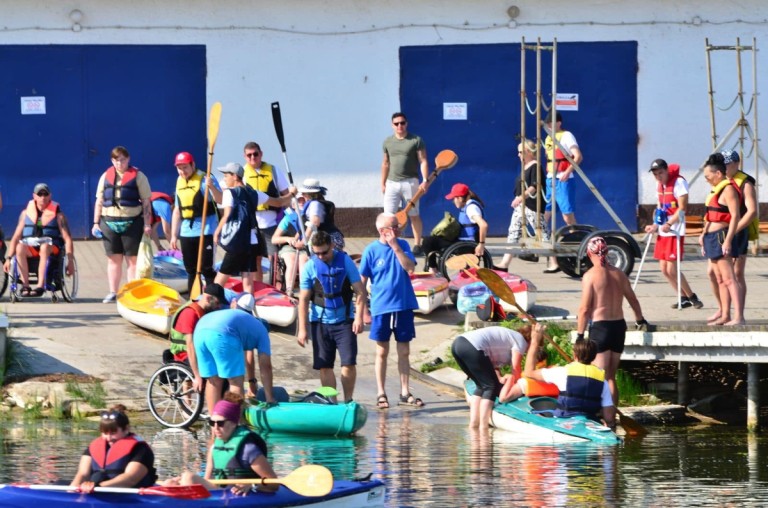 Po jeziorze i po rzece. Podopieczni Podaj Dalej płynęli w spływie kajakowym