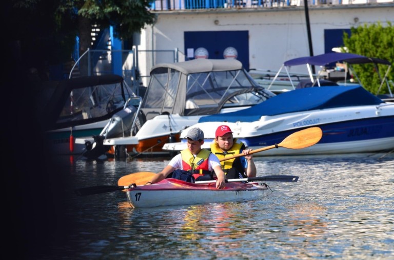Po jeziorze i po rzece. Podopieczni Podaj Dalej płynęli w spływie kajakowym