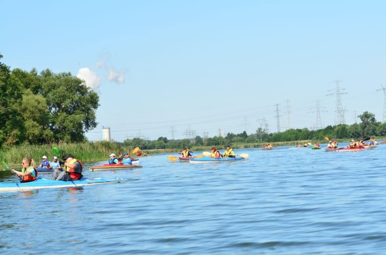 Po jeziorze i po rzece. Podopieczni Podaj Dalej płynęli w spływie kajakowym