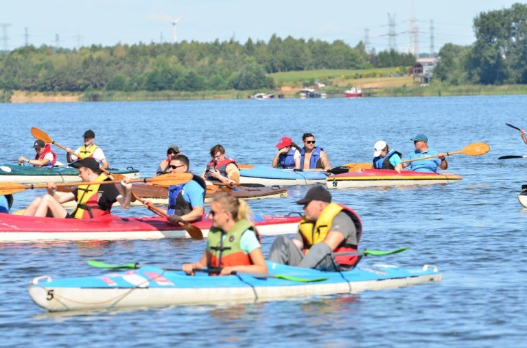 Po jeziorze i po rzece. Podopieczni Podaj Dalej płynęli w spływie kajakowym