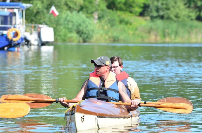 Po jeziorze i po rzece. Podopieczni Podaj Dalej płynęli w spływie kajakowym